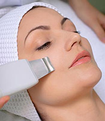 Le peeling facial ultrasonique est l'une des méthodes de nettoyage les plus douces
